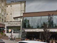 В центре Волгограда загорелся ресторан «Вилла Капри» 