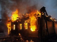 Под Волгоградом при пожаре в деревянном доме погибли двое