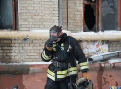 Женщине с ребенком чудом удалось спастись при обрушении крыши на пожаре в Волгоградской области