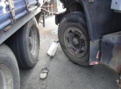 33-летнего мужчину зажало между КАМАЗом и прицепом в Волгоградской области 