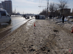 В странной аварии с перевернувшейся маршруткой №110 в Волгограде пострадали 4 человека 