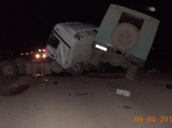 Под Волгоградом фура вылетела на «встречку» и протаранила авто УФСИН: 2 погибли, 2 ранены 