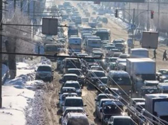 Утренние пробки в Волгограде образовались в районе ВолГУ и ТРК «Европа» 