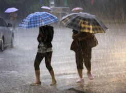 На Волгоград обрушились ливень, грозы и шквалистый ветер