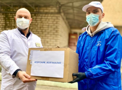 Защищая медиков, спасаем жизни пациентов: волонтеры «ЕвроХим-ВолгаКалия» передали больнице очередную партию средств защиты
