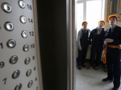 В Волгограде в многоэтажке демонтируют аварийный лифт