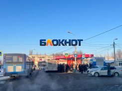 «Вот идиоты, что вы тут собрались»: транспортный коллапс случился на юге Волгограда