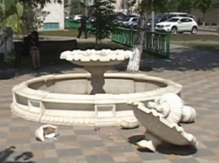 Вандалы уничтожили фонтан в красивейшем сквере Фролово