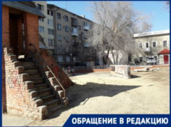Волгоградцы жалуются на захламлённый детский замок возле гимназии №3