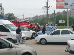 Chevrolet столкнулась с Volkswagen и протаранила забор на юге Волгограда: собирается пробка