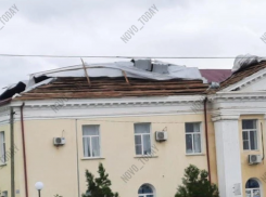 Крышу административного здания снесло ветром в Волгоградской области