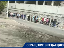 Очередь из-за 4-часового ожидания автобуса сняли на видео в Волгограде