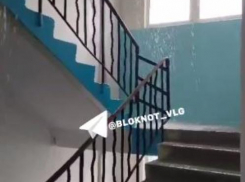 «Остановился лифт, сгорела электропроводка»: подготовка к отопительному сезону обернулась ЧП в волгоградском доме 