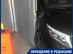 На видео попало, как дверь парковки ЖК «Волгоградсити» захлопнулась на «Мерседесе»
