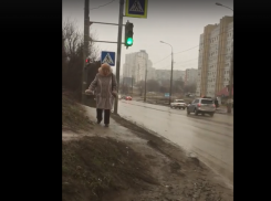 Бугор грязи и жидкое месиво преодолевают волгоградцы на пути к светофору
