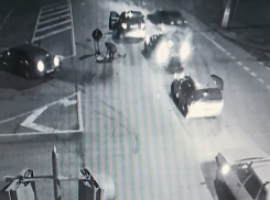 ДТП на перекрестке у прокуратуры попало на видео в Волгограде