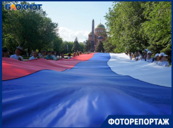 В День России в Волгограде развернули 60-метровый триколор