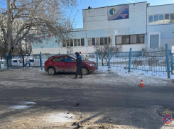 Поскользнулся на гололеде и попал под машину 10-летний у входа в гимназию в Волгограде 