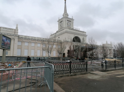 Мусор и дорогую технику второй день убирают с вокзала после празднеств в Волгограде
