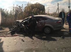 Ставший грудой металла после столкновения с  ВАЗом Ford Mondeo попал на видео в Волгограде