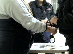 Две супружеские пары совершили угон кроссовера в Волгограде