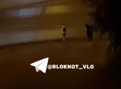 Подростки с петардами атаковали машины в Волгограде – видео