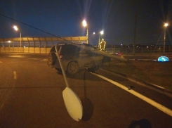 В Волгограде в ДТП встретились внедорожник и фонарь