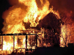 Под Волгоградом муж сжег дом вместе с супругой 