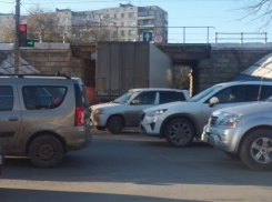 Движение в Волгограде парализовала фура, застрявшая под мостом 
