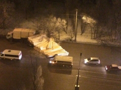 В Волгограде перед СХИ из фуры рассыпались стройматериалы 