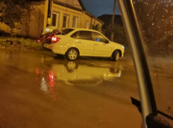 Момент наезда таксиста на курьера «Самоката» попал на видео в Волгограде