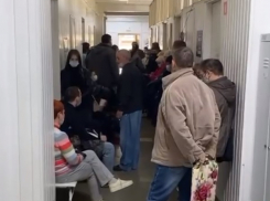 «У людей уже истерика»: на видео сняли конфликт в поликлинике с многочасовой очередью в Волгограде