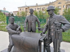 Мужчин со скульптуры в центре Волгограда переодели из женских жакетов: стало хуже