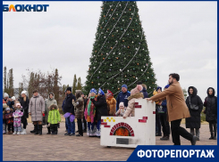 В ЦПКиО дети вместо санок оседлали печки: зимнее представление-интерактив 