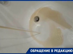 Жительница Волгограда сняла на видео ржавую воду, которая два месяца струится из кранов