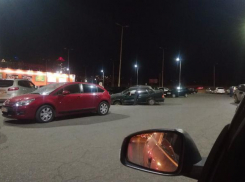 На западе Волгограда на парковке ТРЦ в открытую ливневку провалилась легковушка