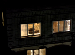 Дроны спустили на жилье подозрительных людей в Волгоградской области – видео