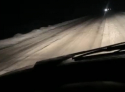 «Едешь со скоростью 60-70 км/ч»: нечищеную трассу в сторону Быково показал на видео автолюбитель