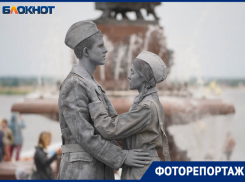 Теплый камень: волгоградцев удивили «ожившие» скульптуры в центре города