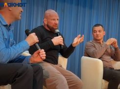 «Когда поднялся на вершину Мамаева кургана, у меня текли слезы»: видео дня Джеффа Монсона в Волгограде