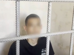 В Волгограде двое юнцов с угрозами забрали у прохожего 9 тысяч рублей 
