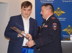 Полицейские вручили ценный подарок волгоградцу, спасшему годовалого мальчика