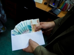 Облсуд Волгограда смягчил приговор экс-прокурору за взятки