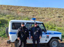 Волгоградские полицейские спасли мужчину от падения с моста
