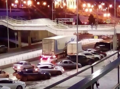 Водитель фуры врезался в пешеходный мост на Нулевой Продольной в Волгограде