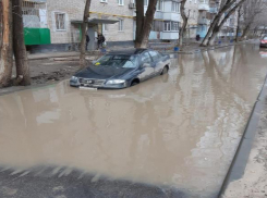 В «океане» на Ткачева в Волгограде снова утонула иномарка