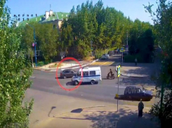 Стали известны подробности ДТП в Волжском, где скутерист «влетел» в иномарку