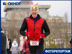 Брутальный зайка, мушкетер и Снегурочка вышли в Волгограде на рождественский забег