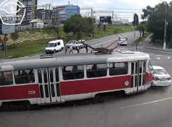 Протаранивший иномарку в центре Волгограда трамвай попал на видео