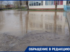 «Можно только подплыть»: в озеро превратился подход к детскому саду под Волгоградом после циклона